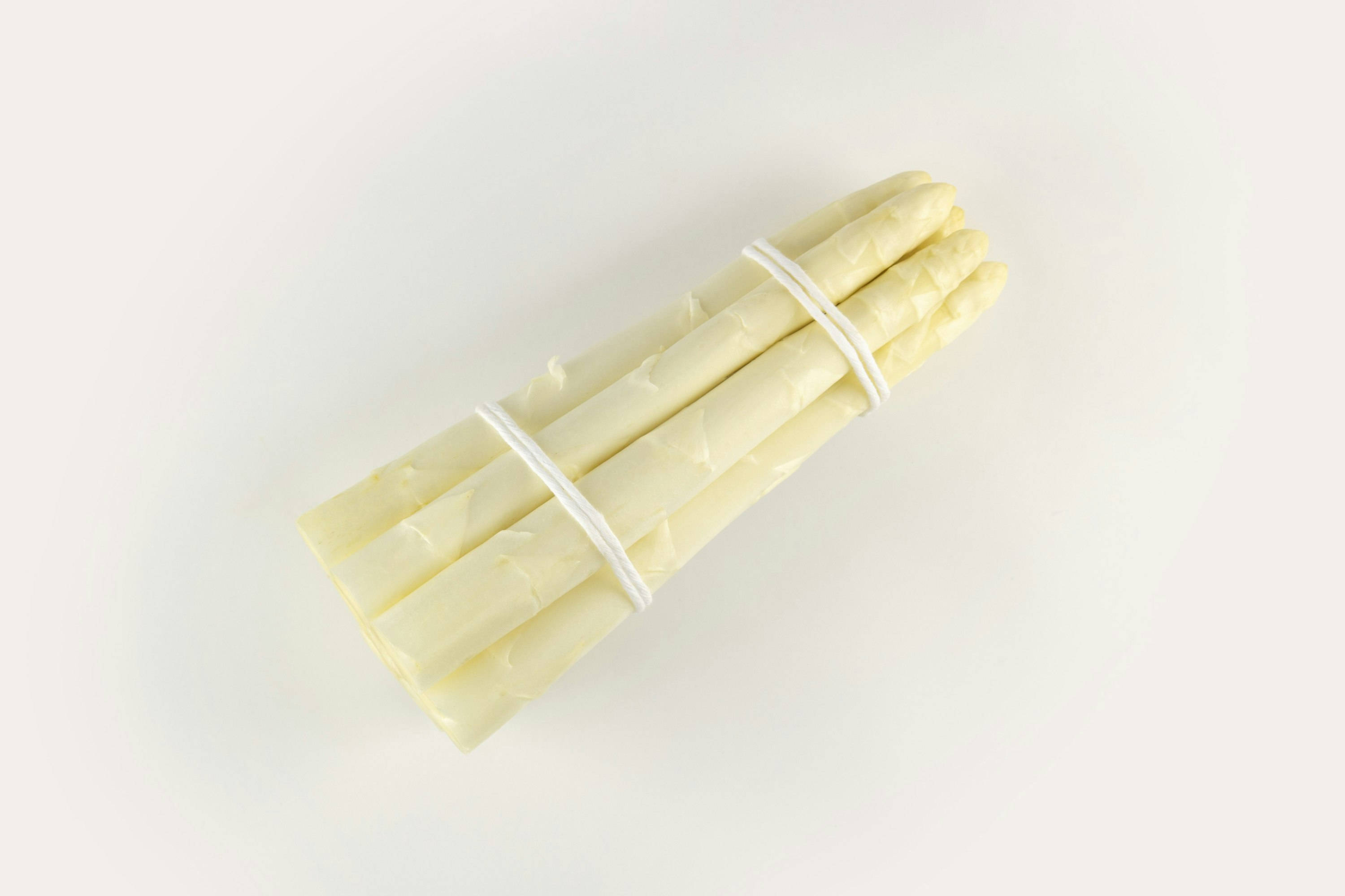 Bundel witte asperges van 500g, gebonden met katoentouw
